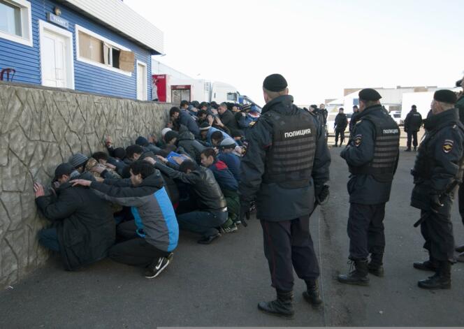 Une opération de police visant des travailleurs migrants, le 14 octobre à Moscou.