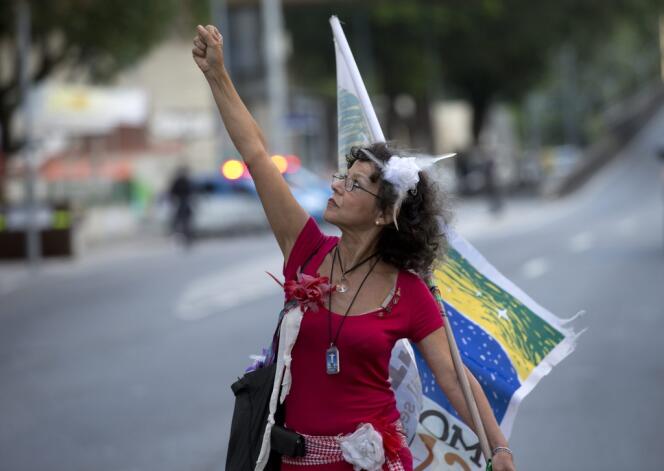 Lors d'une manifestation de professeurs, le 10 octobre à Rio.