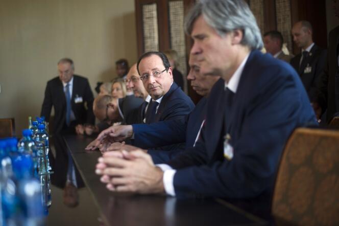 François Hollande accompagné des ministres Stéphane Le Foll, Victorin Lurel et Laurent Fabius, à Pretoria, le 14 octobre.
