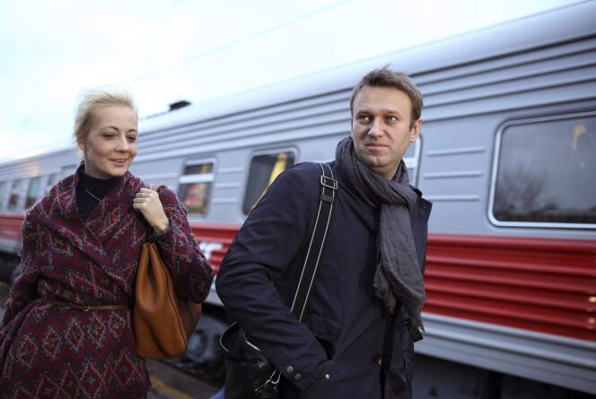 Alexeï Navalny et sa femme Ioulia, à leur arrivée à Kirov, mercredi 16 octobre, pour le procès du blogueur russe.