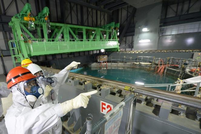 Le gouverneur de Fukushima inspecte les réservoirs d'eau dans la centrale de Fukushima, le 15 octobre.