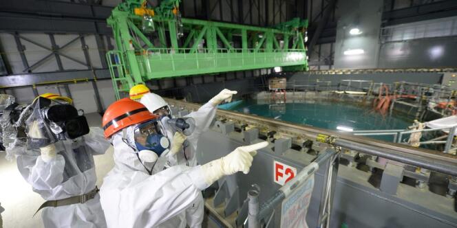 Le gouverneur de Fukushima inspecte les réservoirs d'eau dans la centrale de Fukushima, le 15 octobre.