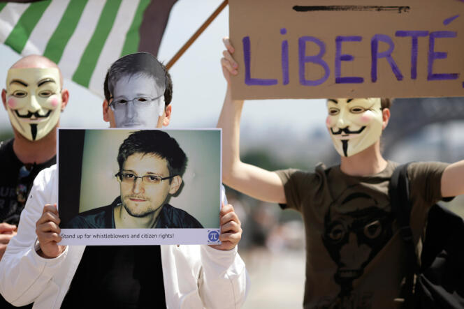 Manifestation en soutien à Edward Snwoden, place du Trocadéro à Paris, le 7 juillet. 