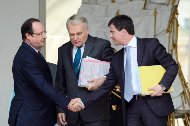 François Hollande, Jean-Marc Ayrault et Manuel Valls, sur le perron de l'Elysée, le 12 juin.