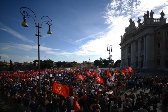 Des dizaines de milliers de personnes ont manifesté à Rome samedi 19 octobre pour protester contre la politique d'austérité.