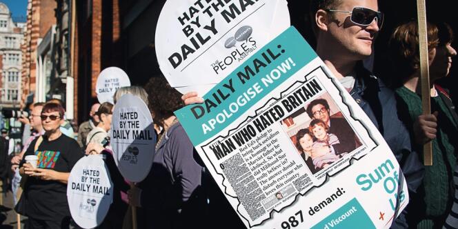 Des manifestants réunis à Londres, le 6 octobre, devant le siège social du Daily Mail, pour dénoncer les accusations sans fondement du tabloïd ultraconservateur -