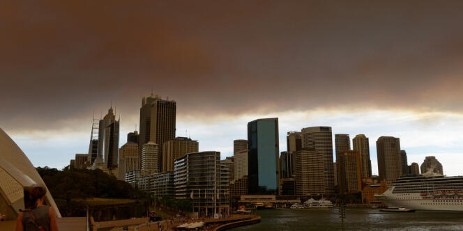 De la fumée et des cendres émanant des incendies recouvrent la ville de Sydney, le 17 octobre.
