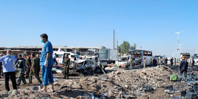 Image fournie par l'agence SANA montrant le point de contrôle de Hama dévasté après un attentat au camion piégé, dimanche 20 octobre.