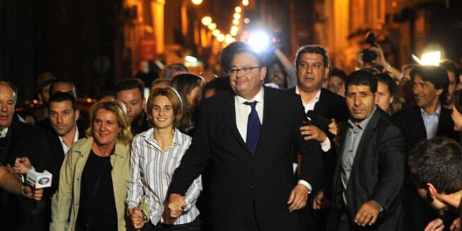 Le député Patrick Mennucci dans les rues de Marseille après sa victoire à la primaire PS contre la sénatrice Samia Ghali, dimanche.