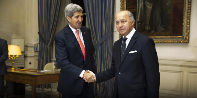 Le ministre des affaires étrangères français, Laurent Fabius et le secrétaire d'Etat américain, John Kerry, au Quai d'Orsay, à Paris, mardi 22 octobre. 