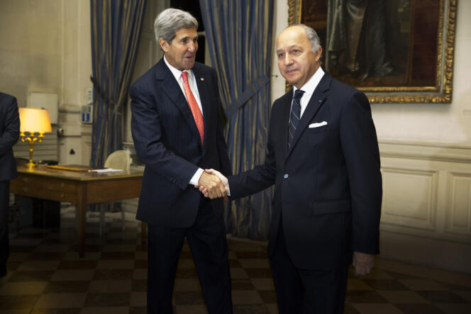 Le ministre des affaires étrangères français, Laurent Fabius et le secrétaire d'Etat américain, John Kerry, au Quai d'Orsay, à Paris, mardi 22 octobre. 