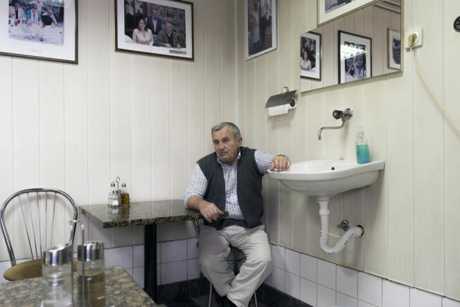 Omer Spahic, bosniaque, est revenu en 1999 à Srebrenica. Son restaurant est l’un des seuls à accueillir aussi bien des Serbes que des Bosniaques.