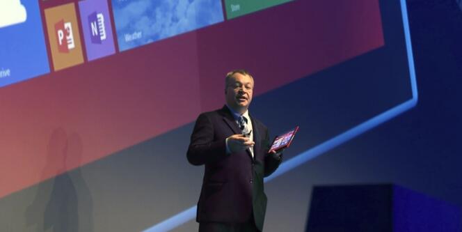 Stephen Elop, mardi 22 octobre 2013 à Abu Dhabi, présente la première tablette Windows de Nokia.