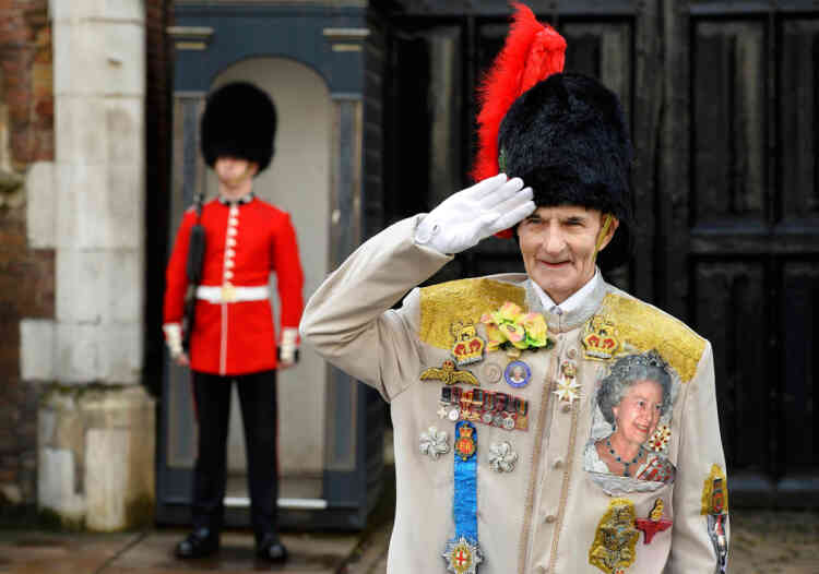 Royal fan William Wallace poses in front of St James's Palace before the christening of Prince George in London October 23, 2013. REUTERS/Paul Hackett (BRITAIN  - Tags: ROYALS ENTERTAINMENT SOCIETY)