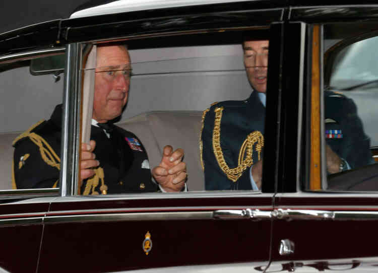 Britain's Prince Charles (L) arrives for the christening of Prince George at St James's Palace in London October 23, 2013.    REUTERS/Olivia Harris (BRITAIN  - Tags: ROYALS ENTERTAINMENT SOCIETY)