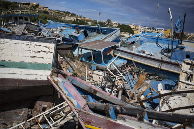 Le port de l’île de Lampedusa, devenu un cimetière de bateaux de migrants.