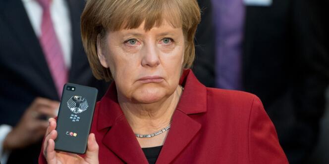 La chancelière allemande, Angela Merkel, et son téléphone portable, probablement mis sur écoutes par la NSA.