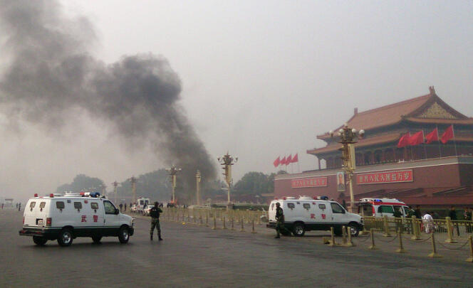 La place Tiananmen, à Pékin, a été évacuée après qu'un véhicule a percuté plusieurs personnes avant de prendre feu, le 28 octobre. Cinq personnes sont mortes, dont deux touristes.