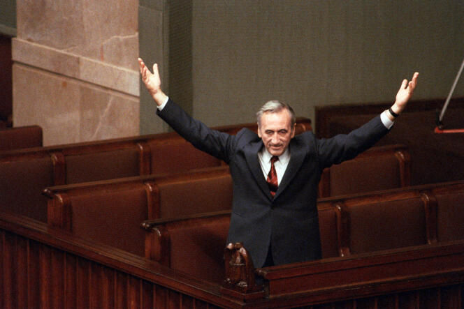 Tadeusz Mazowiecki, le premier chef de gouvernement de la Pologne postsoviétique, en septembre 1989.