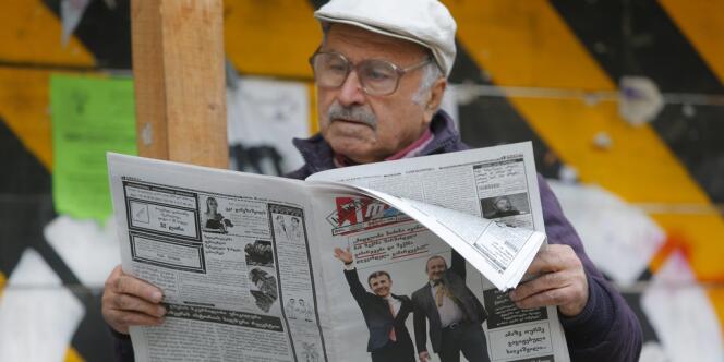 Un Géorgien lit la presse au lendemain de la victoire de Guiorgui Margvelachvili dès le premier tour de la présidentielle, dimanche 27 octobre 2013.