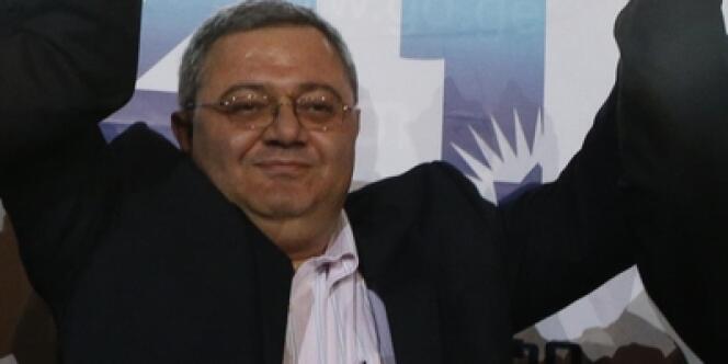 Dimanche 27 octobre 2013, à Tbilissi, le président du Parlement géorgien, David Usupashvili, félicite Guioirgui Margvelashvili (à gauche), vainqueur de la présidentielle géorgienne dès le premier tour, et l'ancien premier ministre Bidzina Ivanishvili (à doite) dont le nouveau président élu est le protégé.