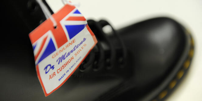 La marque de chaussures Dr. Martens était restée jusqu'à présent aux mains de la famille fondatrice, les Griggs, installée dans les Midlands (centre de l'Angleterre).