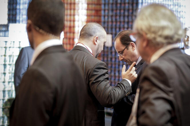 François Hollande avec son conseiller communication, Christian Gravel, lors d’un déplacement en Meurthe-et-Moselle, le 26 septembre.