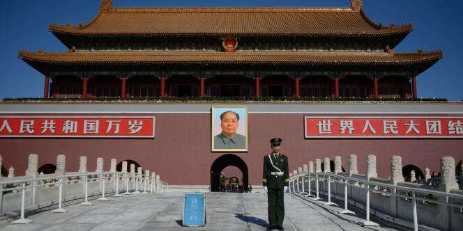 Un policier devant le portrait de Mao Zedong sur la porte de la cité interdite, devant la place Tienanmen, le 29 octobre à Pékin.