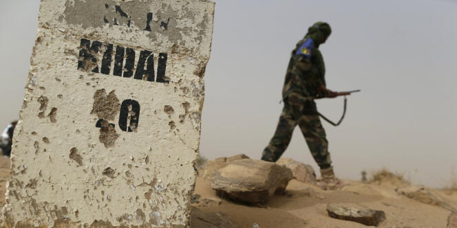 Un soldat malien sur la route entre Kidal et Gao, le 26 juillet.