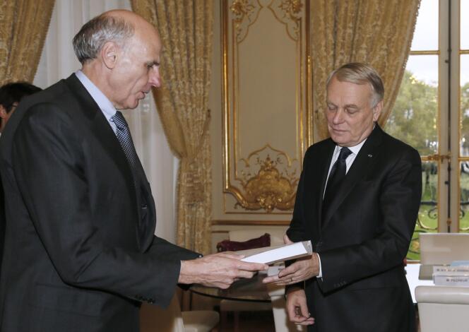 Bernard Pêcheur remet son rapport sur la fonction publique au premier ministre Jean-Marc Ayrault, le 4 novembre à Matignon.