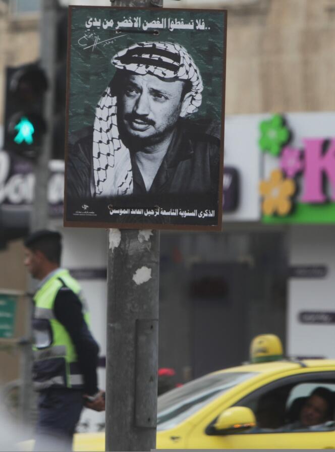 Une affiche à la mémoire de Yasser Arafat à Ramallah, en Cisjordanie.