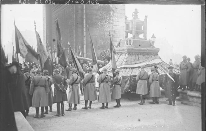 Cérémonies du 11 novembre 1920, le char décoré transportant le cœur de Gambetta et le canon transportant le cercueil du soldat inconnu devant l'Arc de triomphe, photographie de presse de l'Agence Rol.