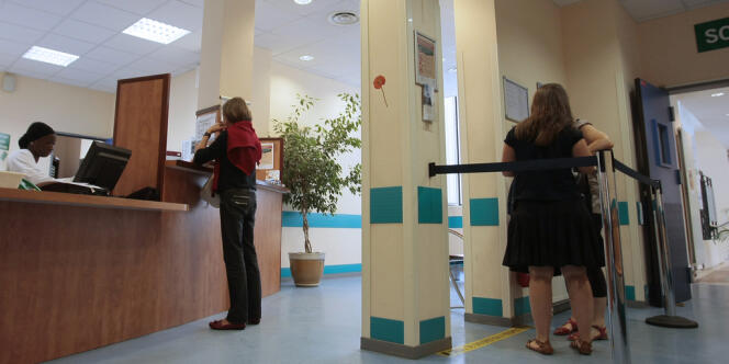 Des patients font la queue dans une file d'attente à l'institut Alfred-Fournier, où un centre de planification et d'éducation familiale a été inauguré, le 27 août 2009, à Paris. La Mairie de Paris a mis en place l'IVG par voie médicamenteuse dans les centres de planification.