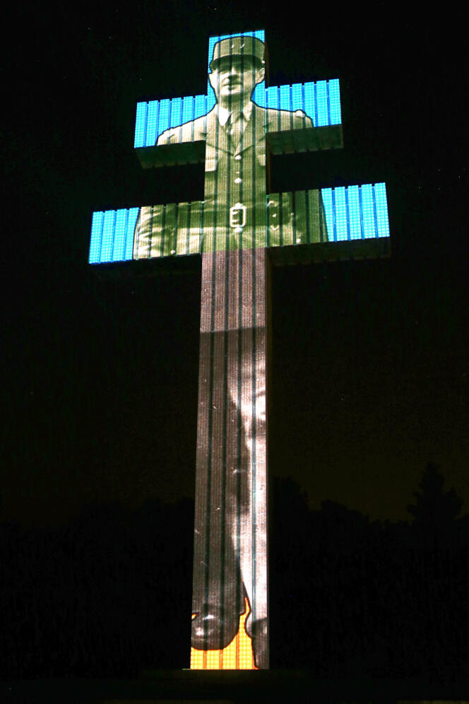 La silhouette du général De Gaulle projetée sur la croix de Lorraine, à Colombey-les-Deux-Eglises, le 14 juillet 2013. 