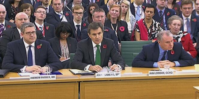 De gauche à droite, Andrew Parker du M15, John Sawers du M16 et Iain Lobban du GCHQ lors de leur audition devant la commission parlementaire sur la sécurité, le 7 novembre à Londres.