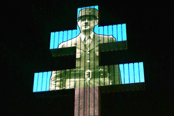 La silhouette du général De Gaulle projetée sur la croix de Lorraine, à Colombey-les-Deux-Eglises, le 14 juillet 2013. 