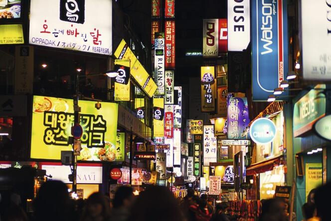 A Séoul, dans le quartier de Myeong-dong, des dizaines d'enseignes beauté restent ouvertes jusqu'à 23 heures. 