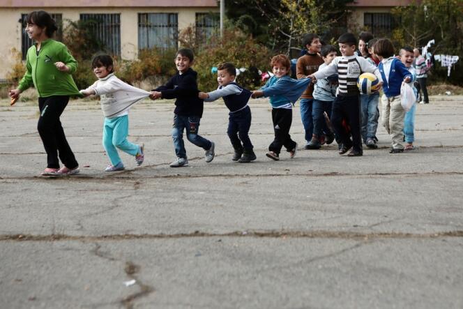Des enfants syriens joue dans la cour d'un camp de réfugiés, ouvert dans une ancienne école, aux environs de Sofia, en Bulgarie, le 19 octobre.