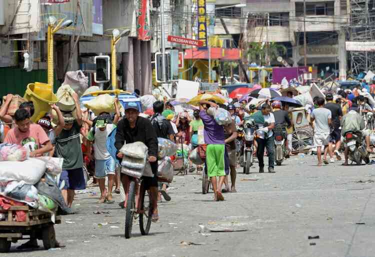 Les résidents de Tacloban, dans la province de Leyte, au centre des Philippines, pillent les magasins de la ville, le 10 novembre.