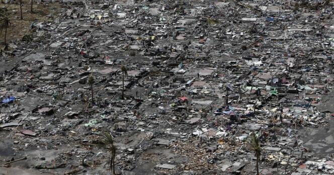 Une vue aérienne de la ville de Tacloban après le passage du typhon Haiyan. 