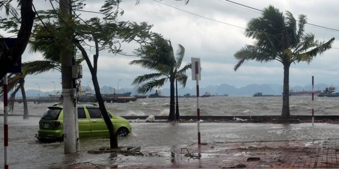 Le typhon Haiyan a atteint les côtes vietnamiennes lundi 11 novembre. Ici à Ha Long, dons le nord-est du Pays.