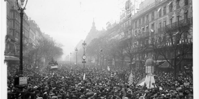 Les grands boulevards à Paris le jour de l'armistice du 11 novembre 1918.