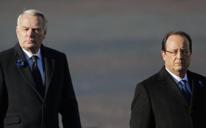 François Hollande et Jean-Marc Ayrault à l'Arc de triomphe, le 11 novembre.