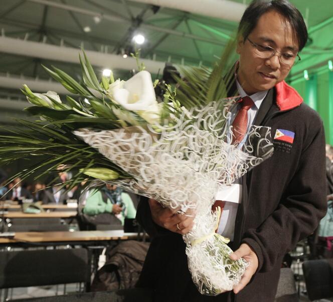 Le délégué philippin rend hommage aux victimes de Haiyan, lors de la conférence des Nations unies sur le climat, le 11 novembre à Varsovie.