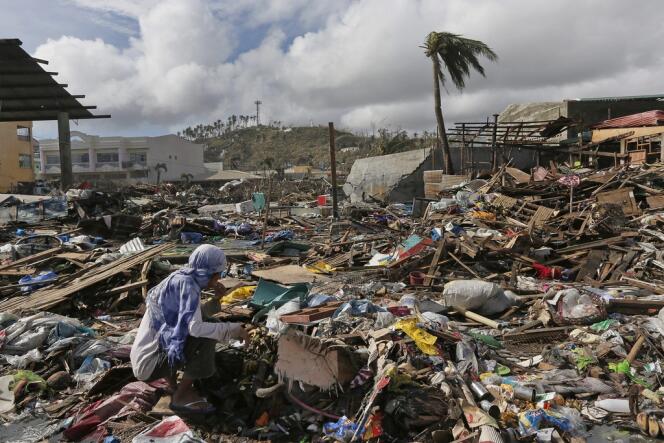 Alors que l'on craignait près de 10 000 morts, les premiers bilans en provenance des zones frappées par le typhon Haiyan évoquent entre 1 800 et 2 500 victimes.