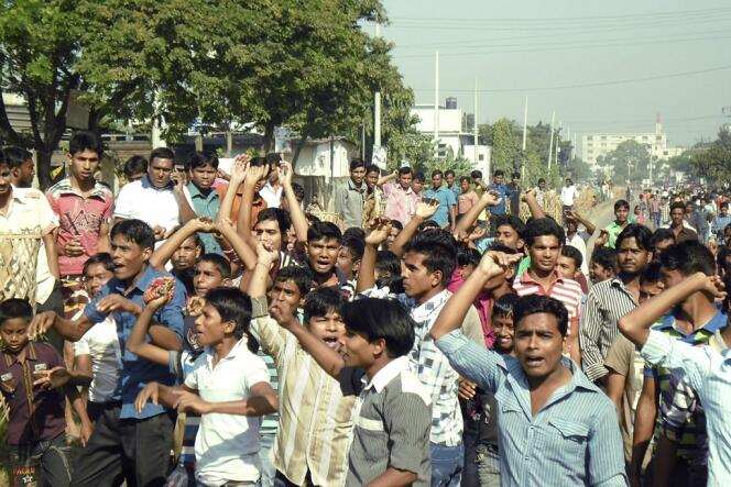 Des ouvriers réclamant un salaire de 100 dollars par mois sont descendus dans les rues manifester bloquant de grands axes et s'en prenant à des ateliers de la zone industrielle d'Ashulia, dans les faubourgs de la capitale Dacca. 