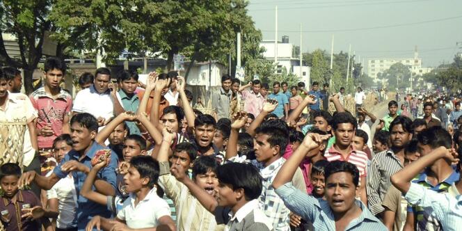 Des ouvriers réclamant un salaire de 100 dollars par mois sont descendus dans les rues manifester bloquant de grands axes et s'en prenant à des ateliers de la zone industrielle d'Ashulia, dans les faubourgs de la capitale Dacca. 