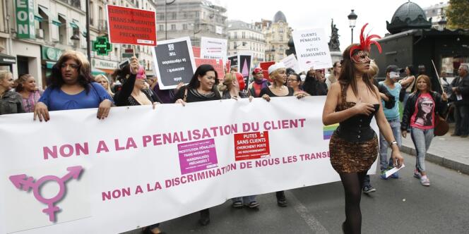 La proposition de loi contre la prostitution prévoit de sanctionner le recours à une prostituée d'une amende de 1 500 euros, doublée en cas de récidive. Il abroge aussi le délit de racolage public.