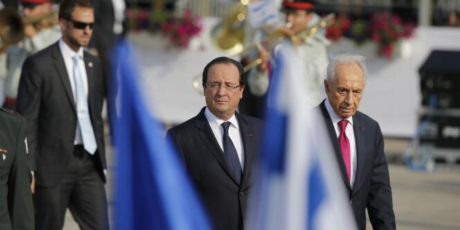 François Hollande a été accueilli par son homologue israélien, Shimon Pérès, dimanche, à son arrivée à Tel Aviv.