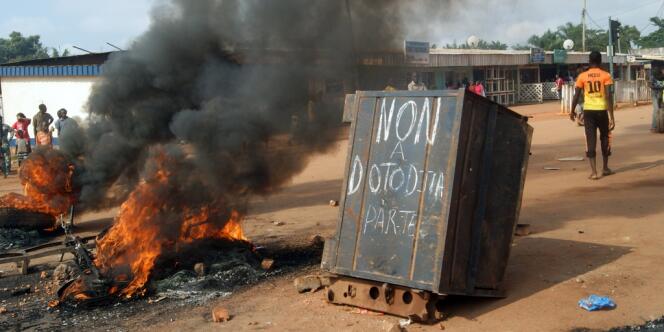 Des personnes réunies le 17 novembre à Bangui pour protester contre le président centrafricain Michel Djotodia, qui a annoncé vendredi le rétablissement d'un couvre-feu dans la ville.